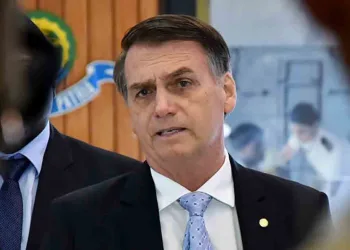 Felipão presta continência a Bolsonaro no vestiário do Palmeiras