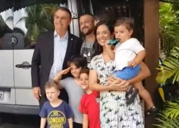 Bolsonaro despede-se de vizinhos de condomínio no RJ e segue para Brasília