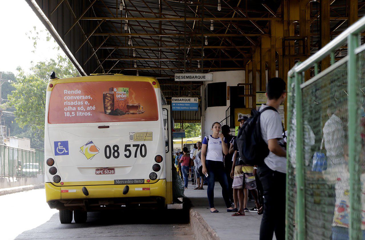 Mulher surta em ônibus e agride jovem: “você está me sufocando com sua gordura!”
