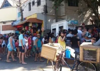 CAOS GERADO PELA SUPERLOTAÇÃO EM ARRAIAL DO CABO GANHA DESTAQUE NA MÍDIA NACIONAL