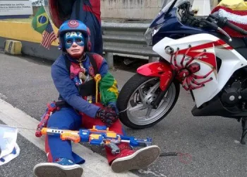 “Homem-Aranha” e “Capitão América” são presos no Rio