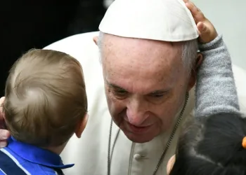 Papa Francisco completa 82 anos e ganha bolo temático