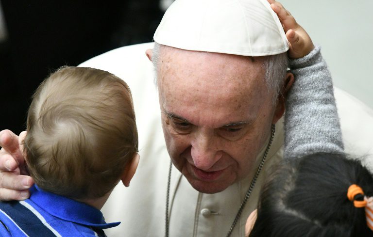 Papa Francisco completa 82 anos e ganha bolo temático