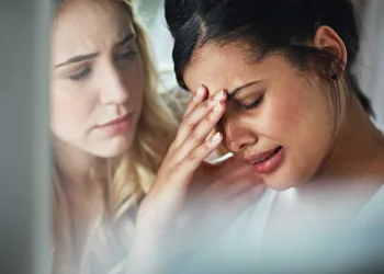 Chefes estão mais tolerantes com quem chora no trabalho, diz estudo