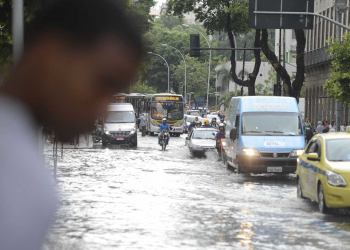 Rio de Janeiro é atingido por chuva forte e entra em estado de atenção