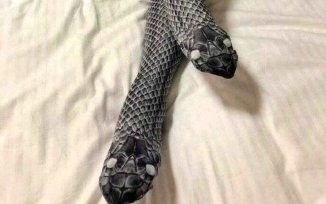 Mulher usa meia-calça de “cobra”, assusta o marido e vai parar no hospital
