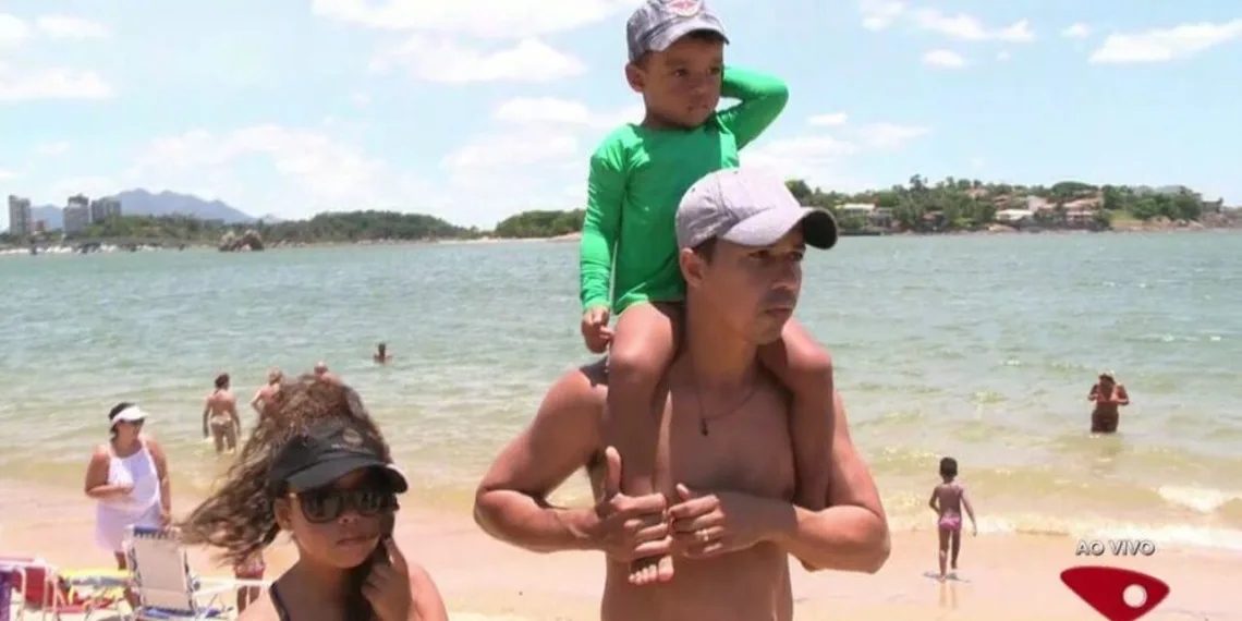 Criança perdida na praia? Coloque-a nos ombros e peça que todos batam palmas
