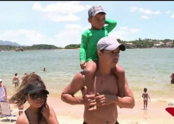 Criança perdida na praia? Coloque-a nos ombros e peça que todos batam palmas