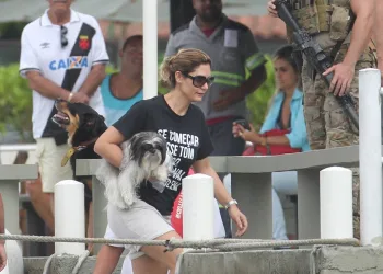 Futura primeira-dama usa camiseta com recado de juíza a Lula