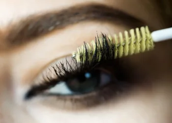 MULHER QUASE FICA CEGA APÓS DORMIR SEM TIRAR MAQUIAGEM DOS OLHOS