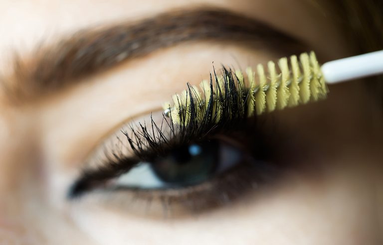 MULHER QUASE FICA CEGA APÓS DORMIR SEM TIRAR MAQUIAGEM DOS OLHOS