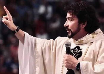 Pe Fábio de Melo posta frase motivacional para quem comeu muito