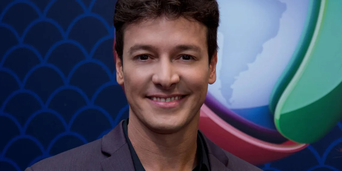 Apresentador faz participação surpresa no SBT e se emociona