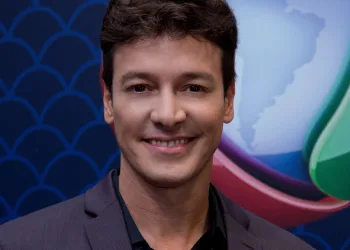 Apresentador faz participação surpresa no SBT e se emociona