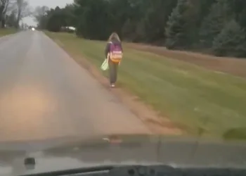 Pai obriga filha a andar 8km até a escola como castigo por bullying