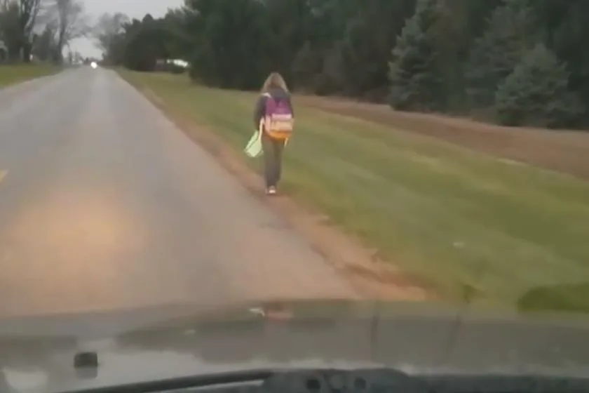 Pai obriga filha a andar 8km até a escola como castigo por bullying