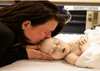 FOTO DO ÚLTIMO BEIJO DE MÃE EM SEU BEBÊ QUE FALECEU DORMINDO EMOCIONA A WEB