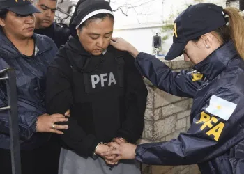Freira é presa por ajudar sacerdotes a abusar sexualmente de dezenas de crianças surdas em escola católica