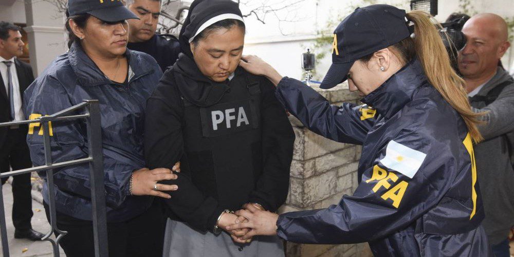 Freira é presa por ajudar sacerdotes a abusar sexualmente de dezenas de crianças surdas em escola católica
