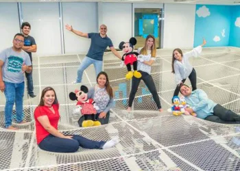 Empresa bate metas e leva todos os funcionários pra Disney