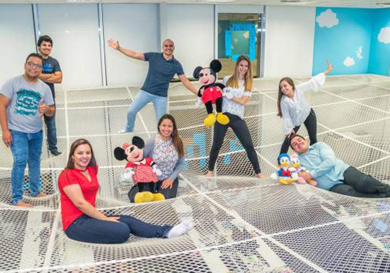 Empresa bate metas e leva todos os funcionários pra Disney