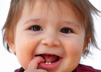 Gel usado para aliviar dor da dentição nos bebês pode ser perigoso