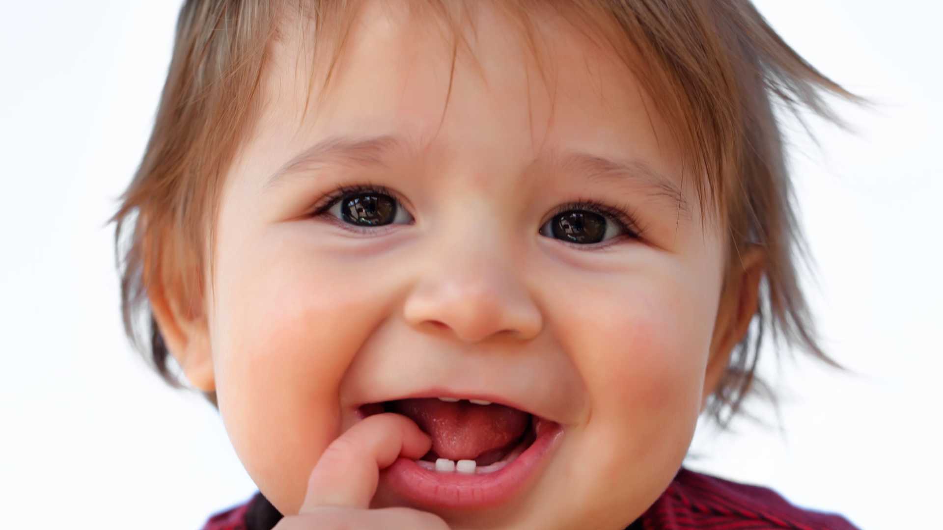 Gel usado para aliviar dor da dentição nos bebês pode ser perigoso