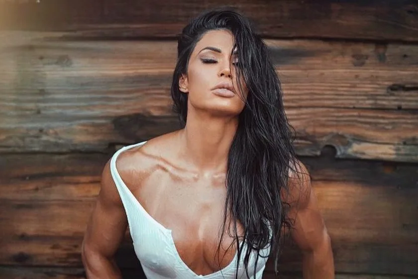 Gracyanne Barbosa vai parar no hospital após esmagar os seios