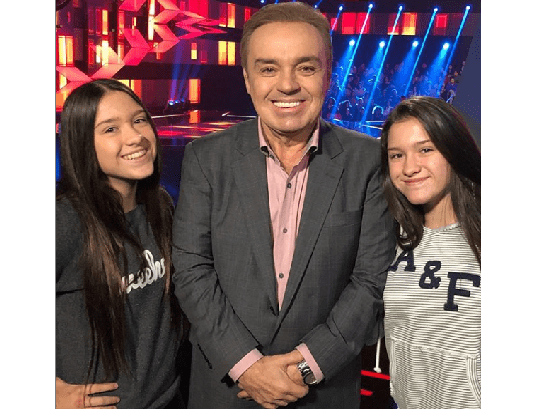 Como elas cresceram! Gugu Liberato mostra as gêmeas em momento raro