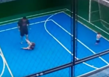 De novo? Homem aparece em vídeo agredindo criança de 5 anos em condomínio