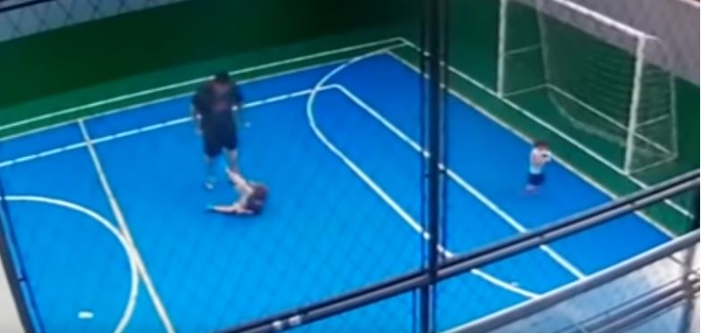 De novo? Homem aparece em vídeo agredindo criança de 5 anos em condomínio