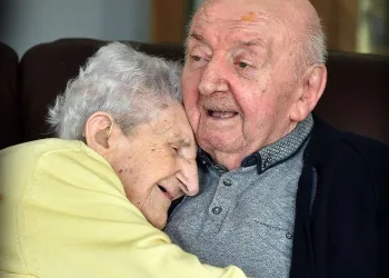 Idosa de 98 anos muda-se para lar de idosos para cuidar do seu filho de 80 anos