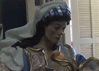 Imagem de Maria amamentando Jesus em presépio causa polêmica