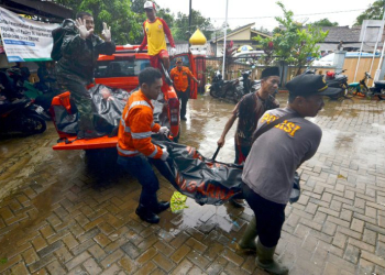 Passa de 400 número de mortos em tsunami na Indonesia