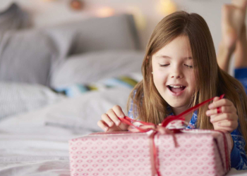 Sociedade Brasileira de pediatria alerta pais sobre presentes de Natal