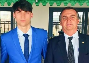 Em shopping de Brasília, “Bolsonaro Júnior” compra terno para posse