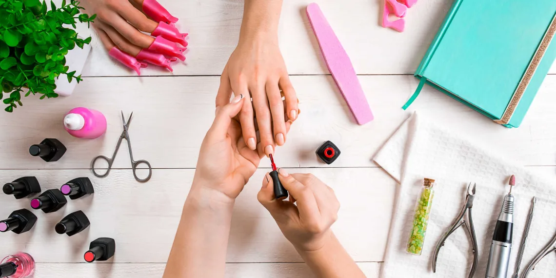 Jovens criam projeto de app de serviços de beleza em domicílio