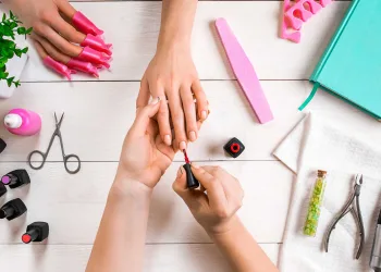 Jovens criam projeto de app de serviços de beleza em domicílio