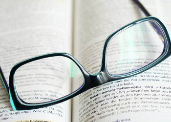 Pessoas que leem livros vivem quase 2 anos a mais do que as que não leem, diz pesquisa