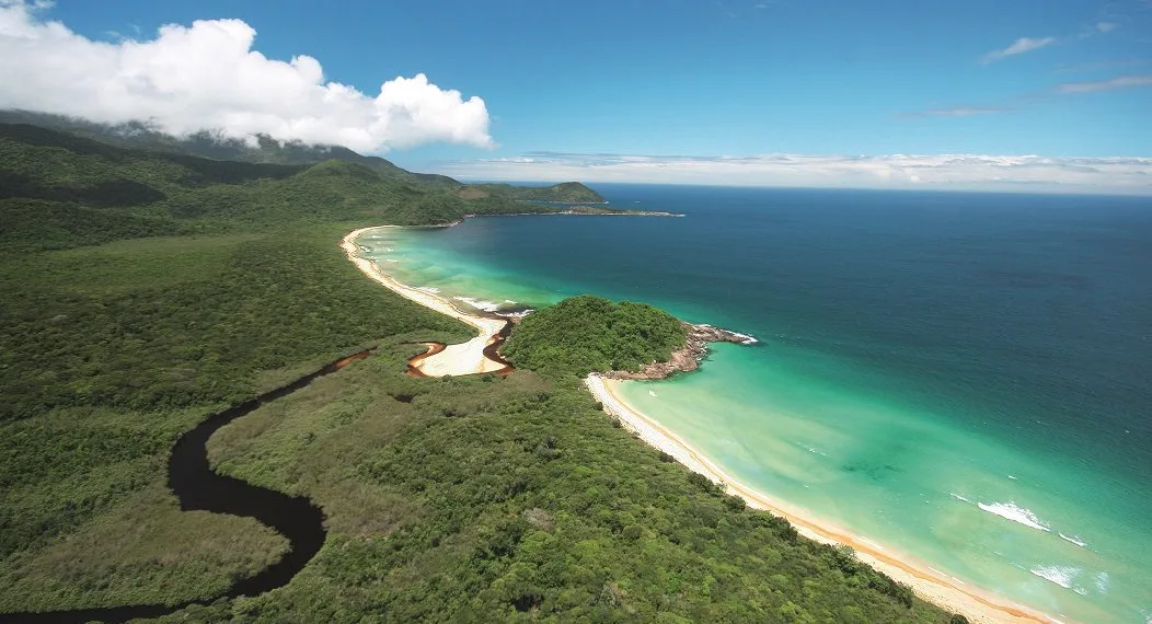 A linda praia do litoral fluminense onde ninguém (mesmo!) pode entrar ..