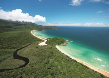 A linda praia do litoral fluminense onde ninguém (mesmo!) pode entrar ..