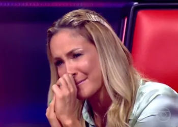 Claudia Leitte é acusada de imitar Ivete após lavar o chão em festival