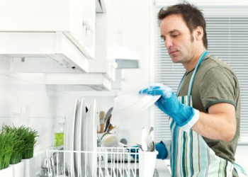 Estudo comprova: mão do homem não cai se ele também lavar louça