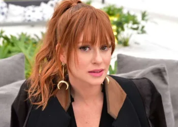 Atriz tenta impedir seguidora de cometer suicídio