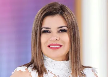 Empoderada maravilha! Aos 50 anos, Apresentadora  mostra corpão na praia