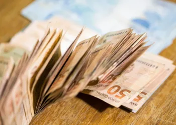 Salário mínimo deve ficar abaixo dos R$ 1.006 aprovados no Orçamento