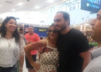 Aos gritos de ‘mitinho’, Carlos Bolsonaro vira atração em shopping de Brasília