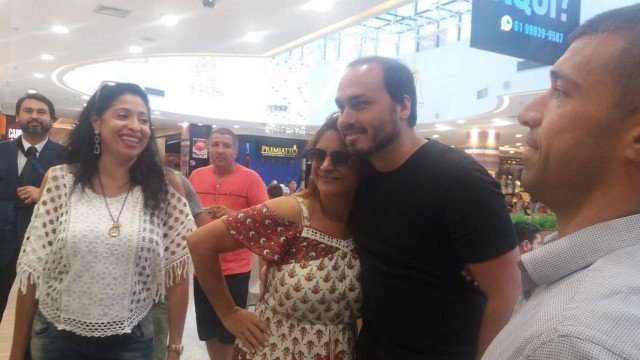 Aos gritos de ‘mitinho’, Carlos Bolsonaro vira atração em shopping de Brasília