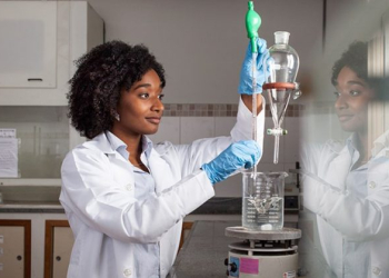 Brasileira, filha de sudaneses, negra, ganhou prêmio internacional com sistema de dessalinização da água