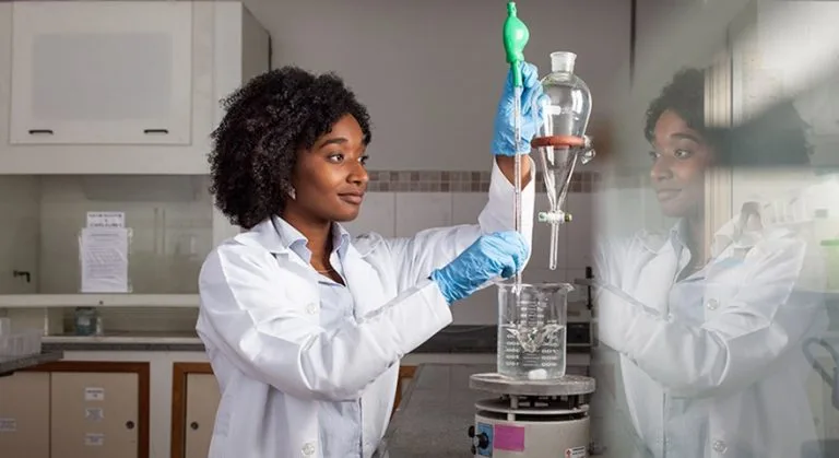 Brasileira, filha de sudaneses, negra, ganhou prêmio internacional com sistema de dessalinização da água